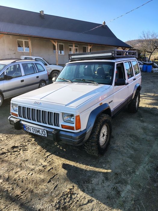Vând jeep cherokee xj