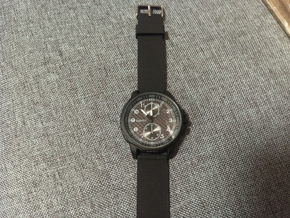 Стильные часы с силиконовым ремешком. Новое.