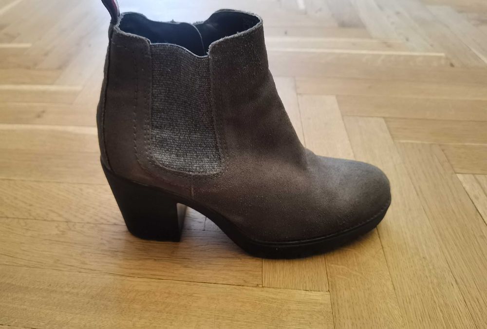 Продавам  боти Tommy Hilfiger