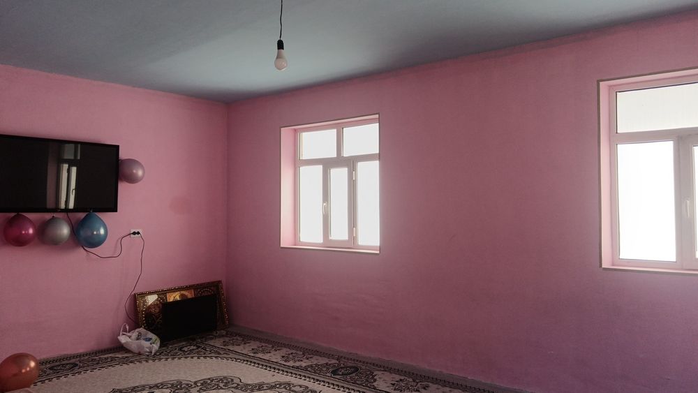 Uy sotiladi 4 sotix 5ta xona  mehmonxona oshxona bolalar xonasi  dush