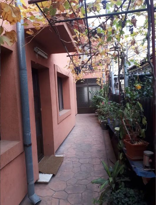 Vand casa (parter+etaj) - zona Biserica Noua