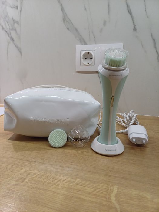 Водоусточива четка за почистване на лице Remington Reveal