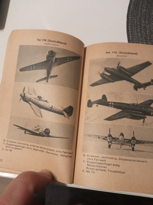 Стара книжка за немски самолети.