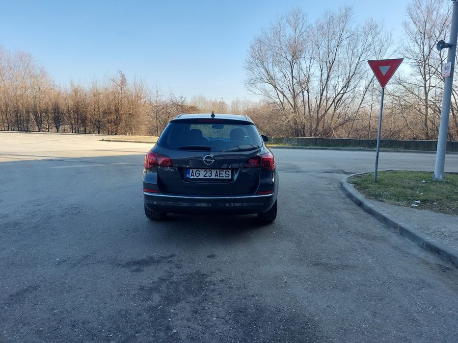 De vânzare Opel Astra J, an 2016, Full options, stare foarte bună. Pret 4700 Euro