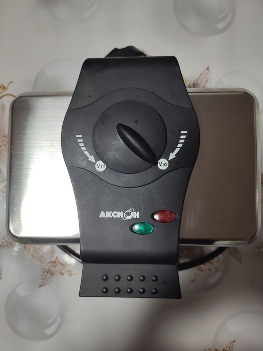 Продам вафельницу Аксион