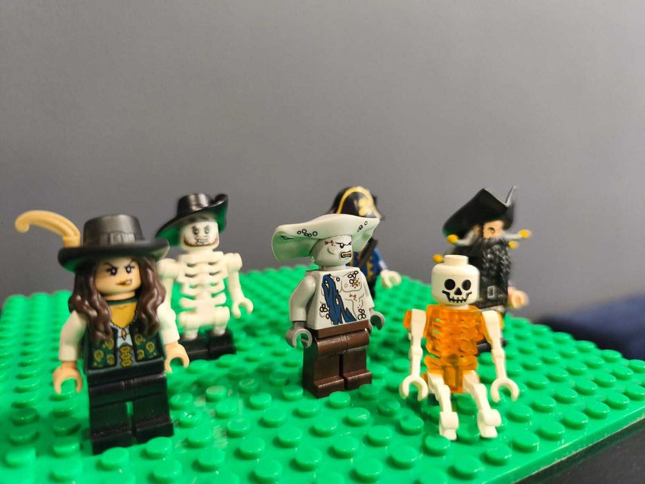 LEGO Минифигурки „Карибски пирати“
