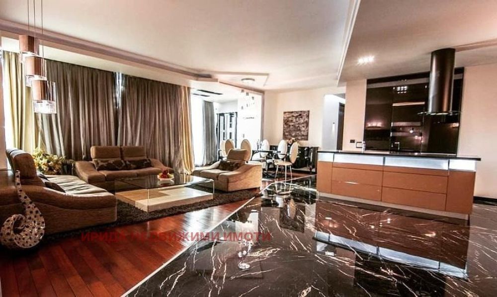 Просторен четиристаен дизайнерски обзаведен апартамент в