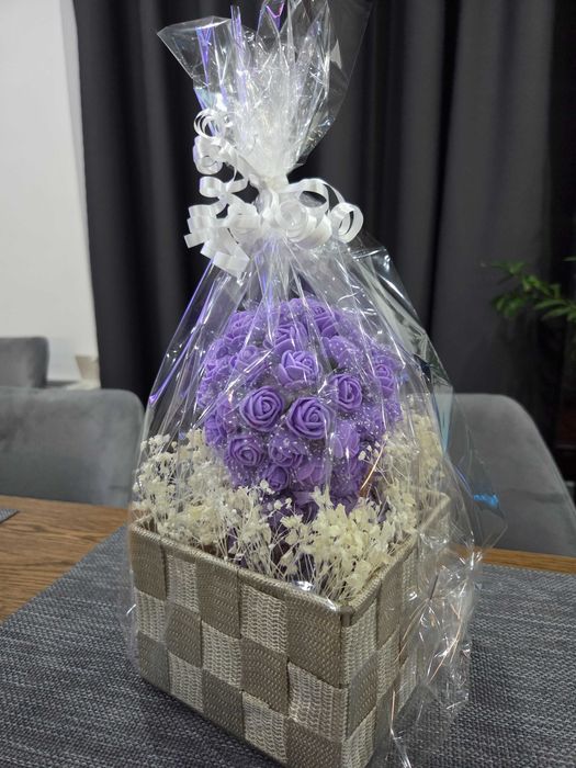 Кашпа с ръчно направено цвете от лилави рози