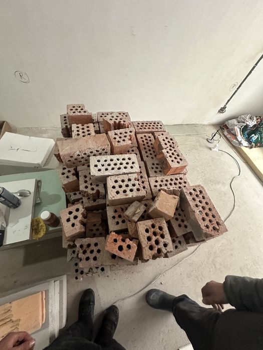 Красный кирпич продается