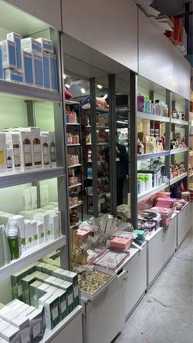 Шкаф с зеркалом для магазина