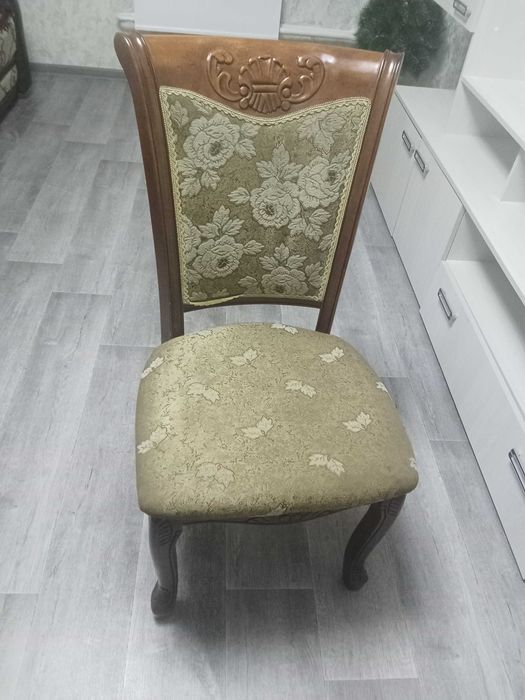 Срочно продам стол и стулья