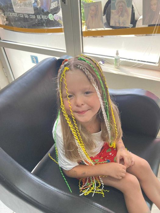 Косички за момичета - стил и усмивки.