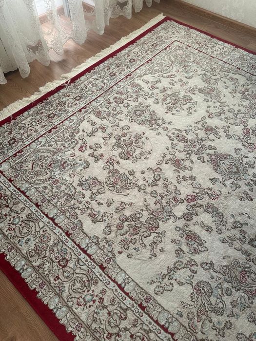 Ковер для зала красивый