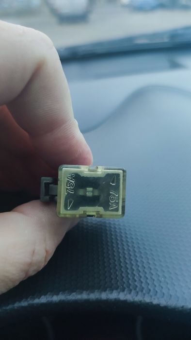 Предохранитель 75A на Nissan primera p10