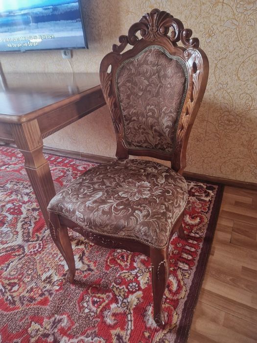 Продам дубовый стол со стульями