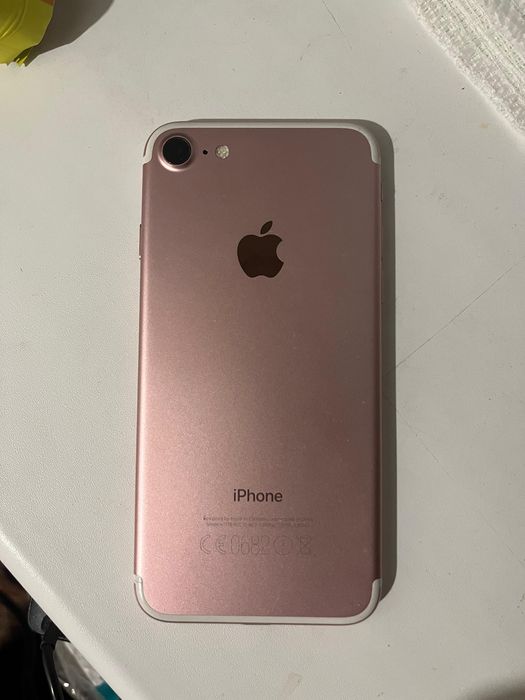 Продам iPhone 7  срочно