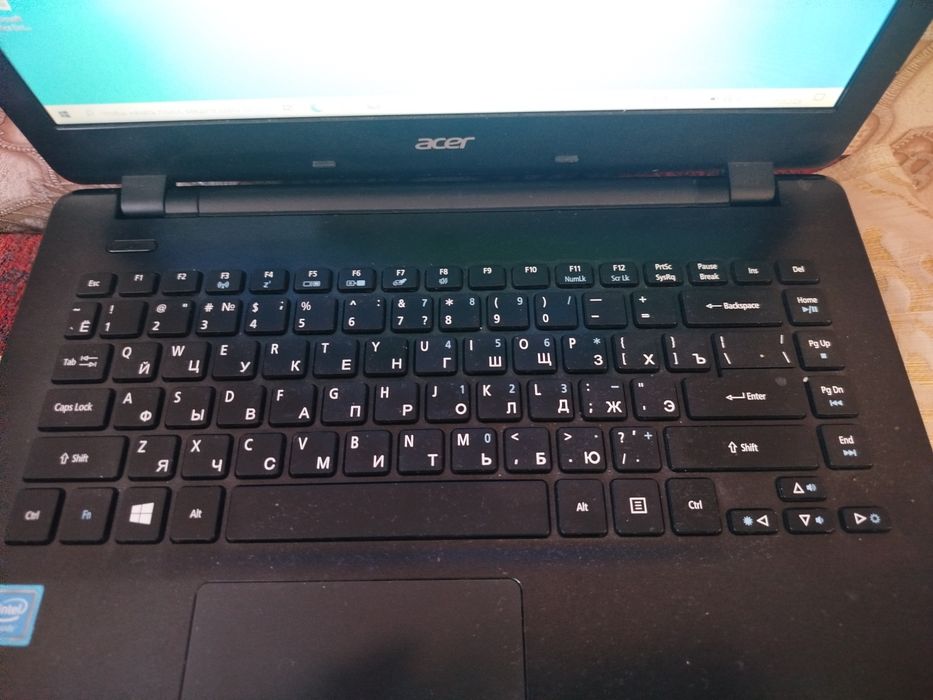 Ноутбук Acer сотилиади.