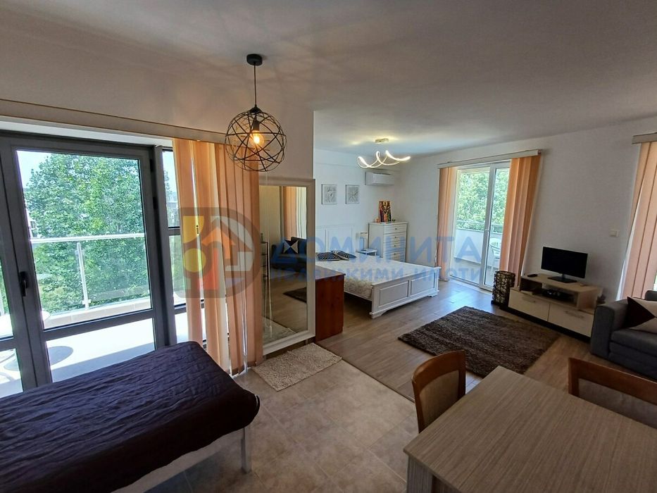 Просторен еднообемен апартамент на морския бряг.