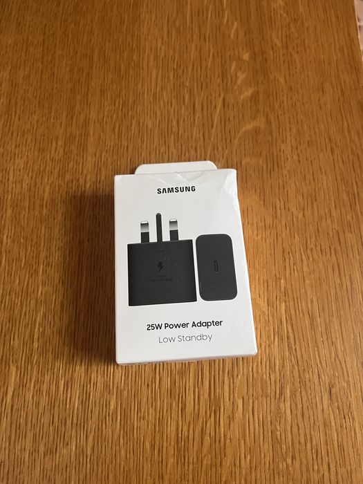 Vând telefon nou sigilat,adus din Anglia+incarcator