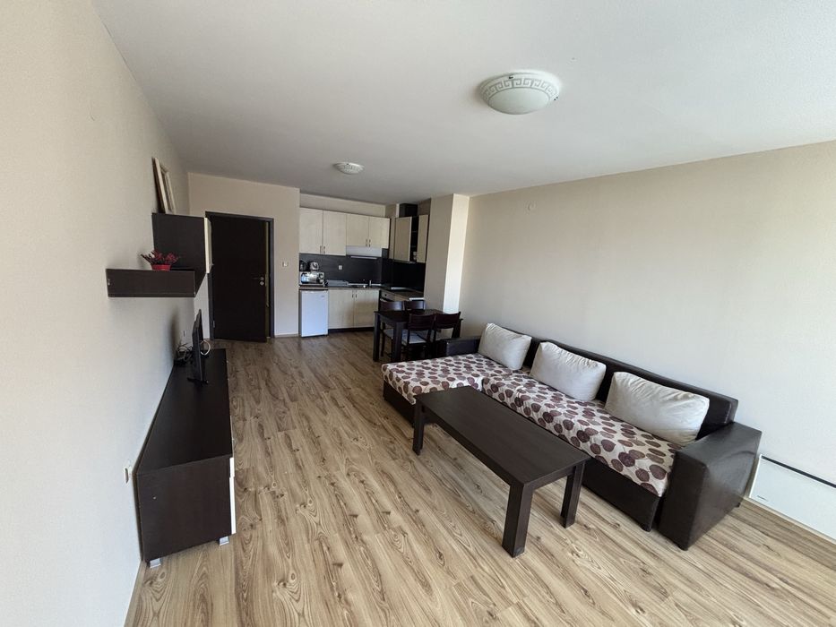 Просторен тристаен на метри от лифта