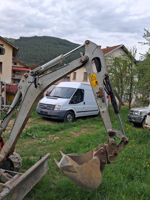 Продавам мини багер takeuchi TB216