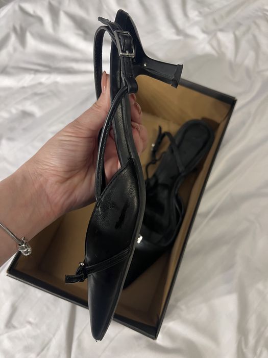 Стилни черни обувки на ток