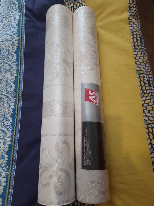 Обои сатиновые в количестве 4 рулона.Ширина 54 см.