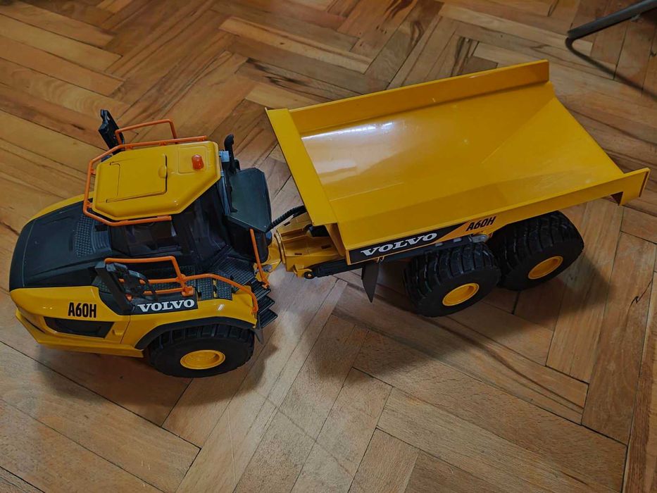 Детска играчка - самосвал VOLVO на марката BURDER