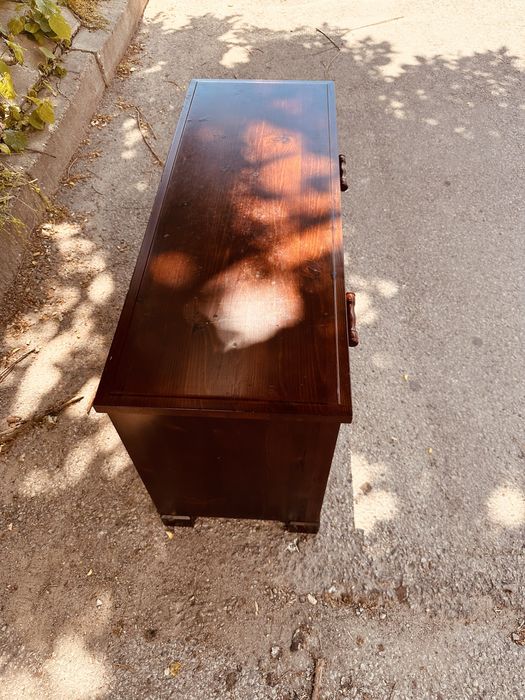 Масивен дървен скрин – 4 чекмеджета, компактен размер, тъмен цвят