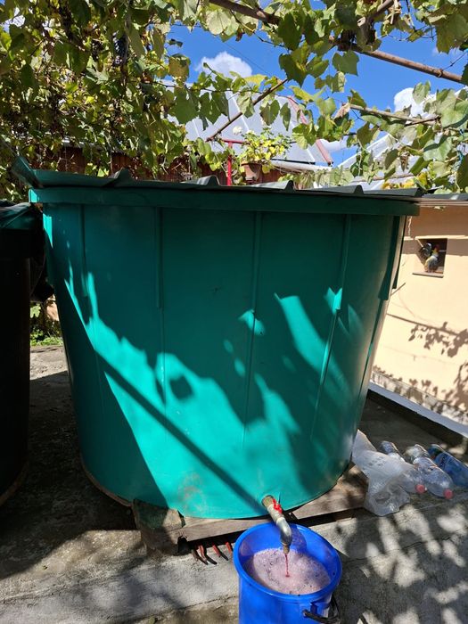 Cada din plastic pentru vin 1000 L