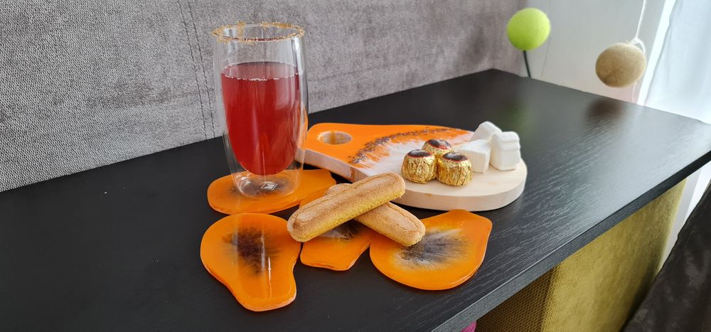 Set tocator cu suport pahare si platouri etajate din rasina epoxidica