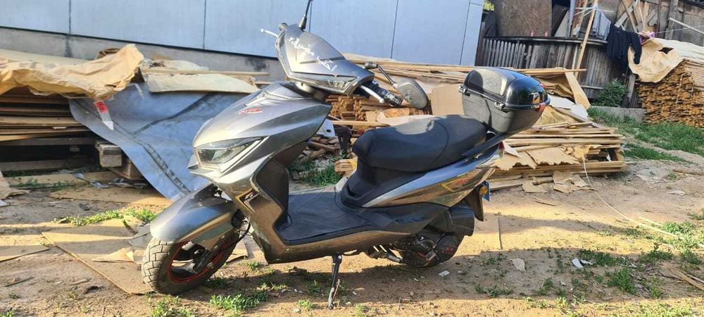 Liya scooters for sell ( 170000.)