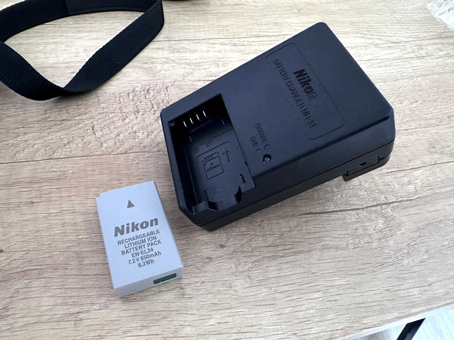 Aparat foto Mirrorless Nikon 1 J5 Argintiu + Obiectiv 10-30mm VR + Geantă (Stare Ca Nou)