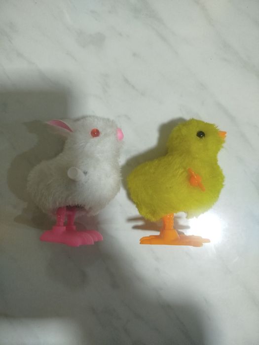 плюшевые заводные игрушки в виде цыпленка и кролика.