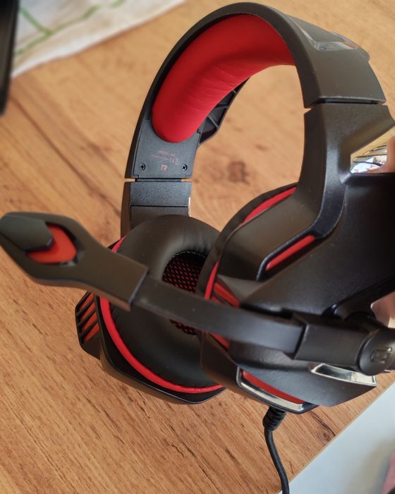 Casti gaming cu microfon