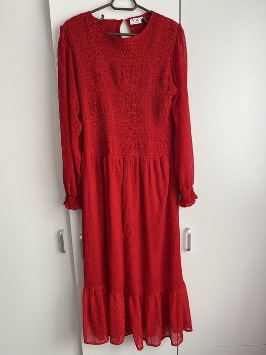 Червена пролетна рокля