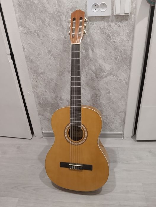 Продается гитара Adagio