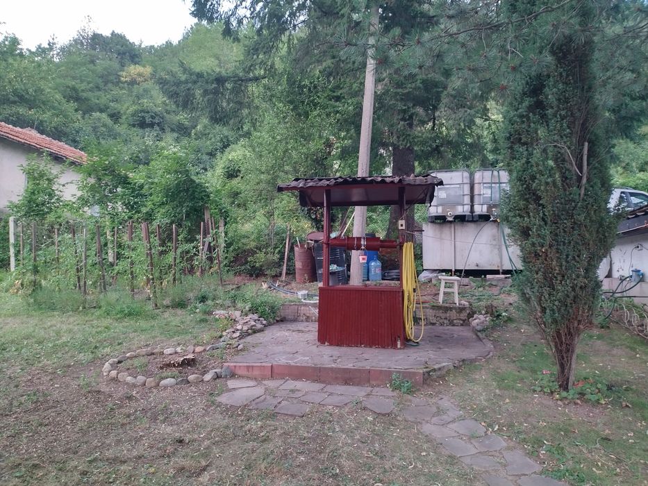 Продавам вила в гората