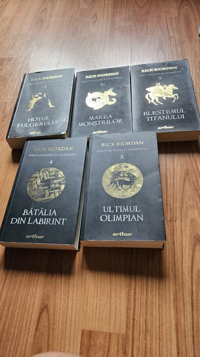 volume din seria „Percy Jackson și Olimpienii”, scrise de autorul Rick Riordan