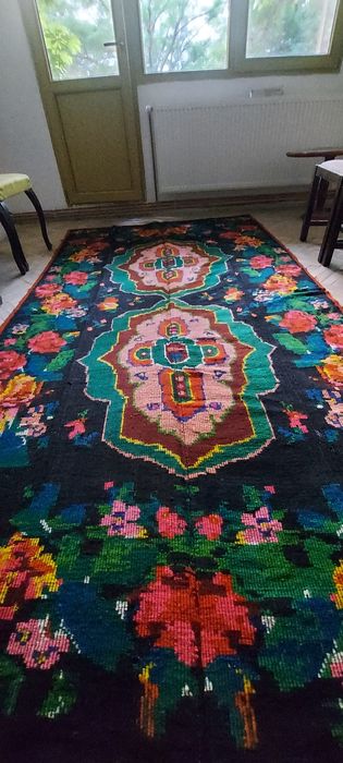 Macate tesute din lana moale.