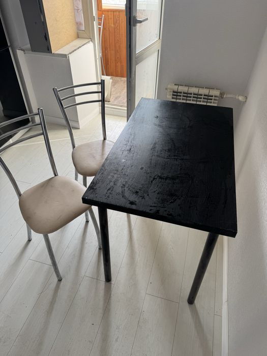 Стол и два стула