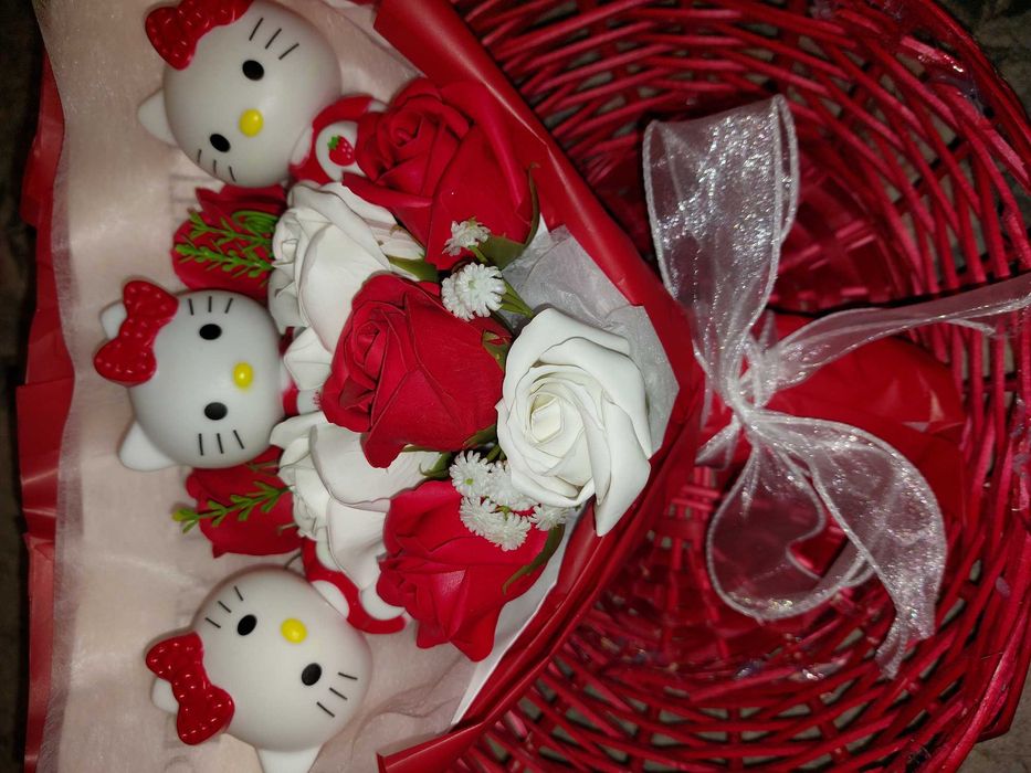Buchet de flori Hello Kitty cu trandafiri parfumati din sapun