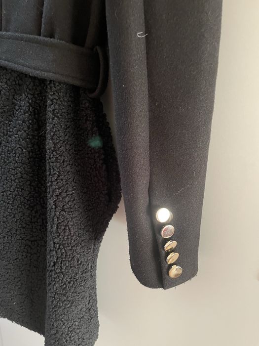 Черно палто със златни копчета и колан