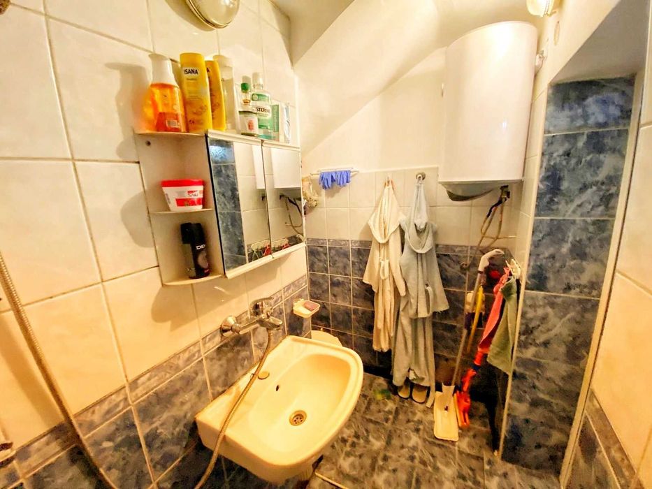 Имот Корект продава Партер, Първи етаж, Гараж, 1/2 таван, кв. Изток