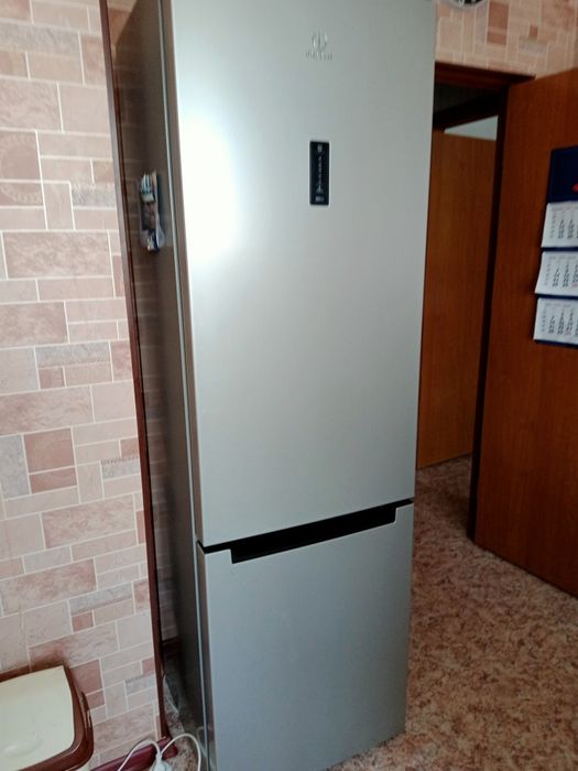 Продам холодильник Indesit.