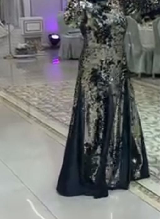 Продам платье с пайетками