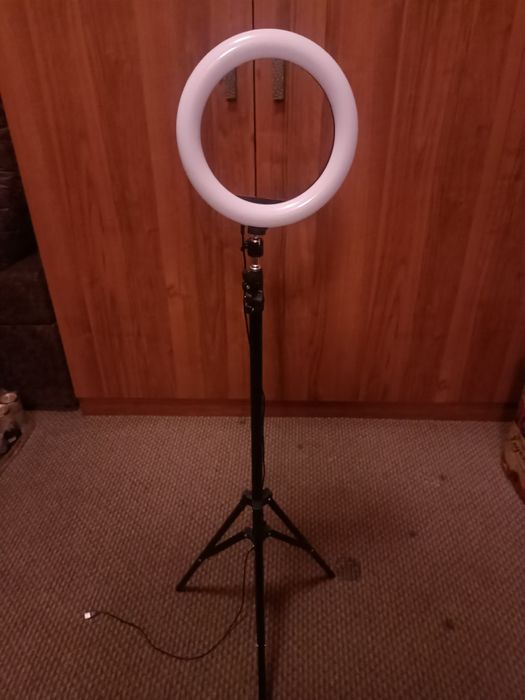 Продам кольцевую лампу