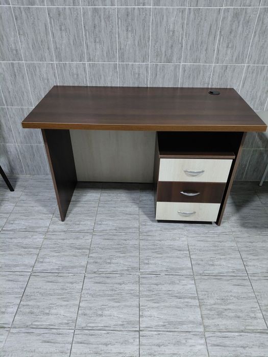 Продам стол офисный