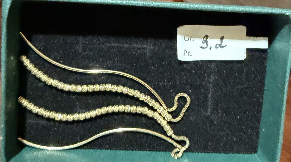 Продам золотые серьги