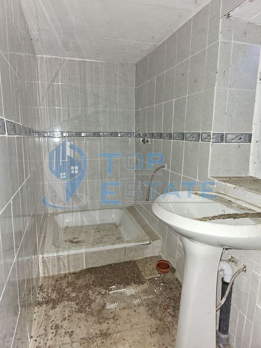 Тухлена къща с кладенец и голям двор в село Павел